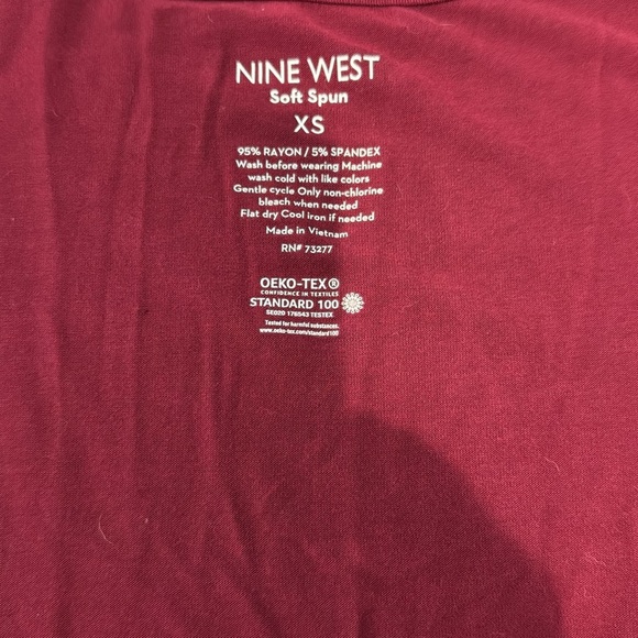 NWT Woman's Nine West Soft Spun Sleeveless Burgundy Top. Size XS - Picture 4 of 5